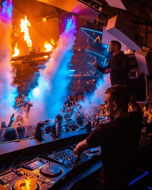 Headhunterz Instagram - 𝐇𝐨𝐰 𝐅𝐚𝐫 𝐂𝐚𝐧 𝐘𝐨𝐮 𝐆𝐨

This Friday, pre-save now 🧡