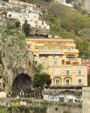 Heather Tom Instagram - Just got back from an AMAZING vacay in Italy. One of my favorite places on earth! And the highlight of our trip was visiting Positano and staying at the Hotel Posa Posa. The room (the last photo is the view from our balcony) the food, the staff was absolutely BEYOND! We’re already planning our trip back! Thank you so much for making us feel so at home! Grazie Mille!!! @posaposapositano #italy #love #positano #pasta #foodie #mediterranean #almalficoast