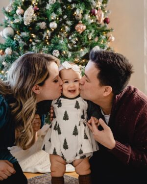 Heather Vaughn Instagram - 🎄🎅🏻Merry Christmas! Our first with little Abby 🥰 Obsessed with these photos by @alyssacampbellphotography ❤️❤️