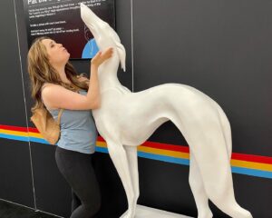 Heather Vaughn Instagram - Omg, Going to the FRIENDS Experience with Christie was a bucket list item 😂 So much fun! Honestly willing to pay a ridiculous amount of $ for the greyhound statue 👀