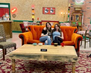 Heather Vaughn Instagram - Omg, Going to the FRIENDS Experience with Christie was a bucket list item 😂 So much fun! Honestly willing to pay a ridiculous amount of $ for the greyhound statue 👀