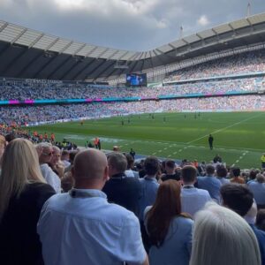 Hebert Conceicao Sousa Instagram - Mais um pouco do #BahiaDay em Manchester.

De fato o Bahia é o mundo! 🌎 

Honra imensa em dividir essa experiência com outras personalidades baianas que levaram um pouco da nossa cultura e energia para a Inglaterra.
@adamadopagode 
@cristianbellk 
@carlinhosbrown 
@omaestrooficial 
Fiquei ainda mais fã de vocês!

Parabéns ao staff  e todo @ecbahia pela dedicação na produção do evento. 

Que venha os próximos.
#cityfootballgroup #ecbahia #bbmp🔵🔴⚪️ #manchester #mancity
