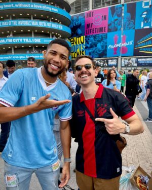 Hebert Conceicao Sousa Instagram - Mais um pouco do #BahiaDay em Manchester.

De fato o Bahia é o mundo! 🌎 

Honra imensa em dividir essa experiência com outras personalidades baianas que levaram um pouco da nossa cultura e energia para a Inglaterra.
@adamadopagode 
@cristianbellk 
@carlinhosbrown 
@omaestrooficial 
Fiquei ainda mais fã de vocês!

Parabéns ao staff  e todo @ecbahia pela dedicação na produção do evento. 

Que venha os próximos.
#cityfootballgroup #ecbahia #bbmp🔵🔴⚪️ #manchester #mancity