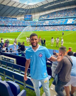 Hebert Conceicao Sousa Instagram - Mais um pouco do #BahiaDay em Manchester.

De fato o Bahia é o mundo! 🌎 

Honra imensa em dividir essa experiência com outras personalidades baianas que levaram um pouco da nossa cultura e energia para a Inglaterra.
@adamadopagode 
@cristianbellk 
@carlinhosbrown 
@omaestrooficial 
Fiquei ainda mais fã de vocês!

Parabéns ao staff  e todo @ecbahia pela dedicação na produção do evento. 

Que venha os próximos.
#cityfootballgroup #ecbahia #bbmp🔵🔴⚪️ #manchester #mancity