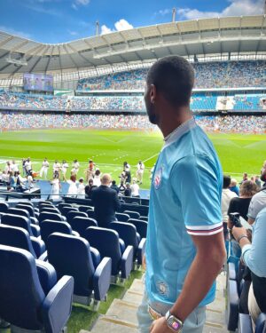 Hebert Conceicao Sousa Instagram - Mais um pouco do #BahiaDay em Manchester.

De fato o Bahia é o mundo! 🌎 

Honra imensa em dividir essa experiência com outras personalidades baianas que levaram um pouco da nossa cultura e energia para a Inglaterra.
@adamadopagode 
@cristianbellk 
@carlinhosbrown 
@omaestrooficial 
Fiquei ainda mais fã de vocês!

Parabéns ao staff  e todo @ecbahia pela dedicação na produção do evento. 

Que venha os próximos.
#cityfootballgroup #ecbahia #bbmp🔵🔴⚪️ #manchester #mancity