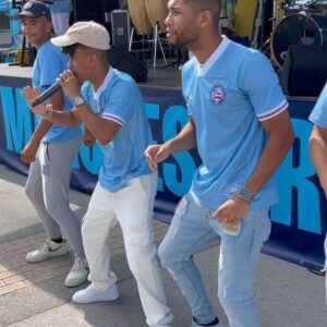 Hebert Conceicao Sousa Instagram - Mais um pouco do #BahiaDay em Manchester.

De fato o Bahia é o mundo! 🌎 

Honra imensa em dividir essa experiência com outras personalidades baianas que levaram um pouco da nossa cultura e energia para a Inglaterra.
@adamadopagode 
@cristianbellk 
@carlinhosbrown 
@omaestrooficial 
Fiquei ainda mais fã de vocês!

Parabéns ao staff  e todo @ecbahia pela dedicação na produção do evento. 

Que venha os próximos.
#cityfootballgroup #ecbahia #bbmp🔵🔴⚪️ #manchester #mancity