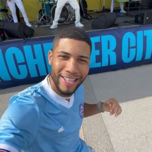 Hebert Conceicao Sousa Instagram - Mais um pouco do #BahiaDay em Manchester.

De fato o Bahia é o mundo! 🌎 

Honra imensa em dividir essa experiência com outras personalidades baianas que levaram um pouco da nossa cultura e energia para a Inglaterra.
@adamadopagode 
@cristianbellk 
@carlinhosbrown 
@omaestrooficial 
Fiquei ainda mais fã de vocês!

Parabéns ao staff  e todo @ecbahia pela dedicação na produção do evento. 

Que venha os próximos.
#cityfootballgroup #ecbahia #bbmp🔵🔴⚪️ #manchester #mancity