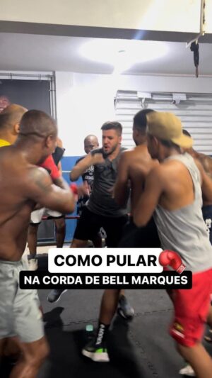 Hebert Conceicao Sousa Instagram - simplesmente um tutorial de como pular na corda de @bellmarques no Carnaval. Agora você já sabe! 🎭🎉🥊 #bellmarques #carnaval #carnavaldesalvador #carnaval2024