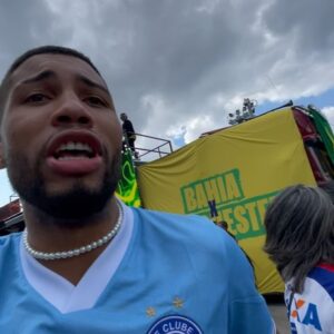 Hebert Conceicao Sousa Instagram - Mais um pouco do #BahiaDay em Manchester.

De fato o Bahia é o mundo! 🌎 

Honra imensa em dividir essa experiência com outras personalidades baianas que levaram um pouco da nossa cultura e energia para a Inglaterra.
@adamadopagode 
@cristianbellk 
@carlinhosbrown 
@omaestrooficial 
Fiquei ainda mais fã de vocês!

Parabéns ao staff  e todo @ecbahia pela dedicação na produção do evento. 

Que venha os próximos.
#cityfootballgroup #ecbahia #bbmp🔵🔴⚪️ #manchester #mancity