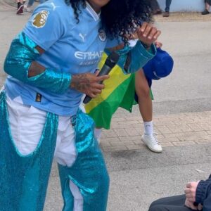 Hebert Conceicao Sousa Instagram - Mais um pouco do #BahiaDay em Manchester.

De fato o Bahia é o mundo! 🌎 

Honra imensa em dividir essa experiência com outras personalidades baianas que levaram um pouco da nossa cultura e energia para a Inglaterra.
@adamadopagode 
@cristianbellk 
@carlinhosbrown 
@omaestrooficial 
Fiquei ainda mais fã de vocês!

Parabéns ao staff  e todo @ecbahia pela dedicação na produção do evento. 

Que venha os próximos.
#cityfootballgroup #ecbahia #bbmp🔵🔴⚪️ #manchester #mancity