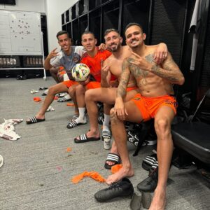 Héctor Herrera Instagram - 3 puntos de regreso a casa. Grande @sebasferreira11 el MVP, muy merecido hermano!
