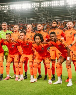 Héctor Herrera Instagram - THIS IS THE HH-TOWN! 🤘🏻🦊 A LA FINAL!!!! 🔥 feliz por volver a marcar en casa y con mi gente y orgulloso de todo el equipo por el gran esfuerzo … VAMOOOS DYNAMO!!! 🙏🏻🟠 @houstondynamo