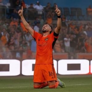 Héctor Herrera Instagram - Esto es 𝐇𝐇-𝐓𝐎𝐖𝐍🔥🤘

#HoldItDown