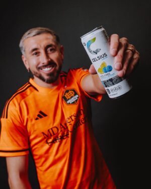 Héctor Herrera Instagram - Kicking off this season right by partnering with @celsiusofficial! #CelsiusLiveFit #CelsiusBrandPartner

Comenzando esta temporada de la mejor manera al hacer equipo con @celsiusofficial!