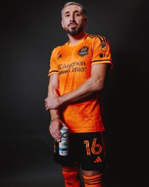 Héctor Herrera Instagram - Kicking off this season right by partnering with @celsiusofficial! #CelsiusLiveFit #CelsiusBrandPartner

Comenzando esta temporada de la mejor manera al hacer equipo con @celsiusofficial!