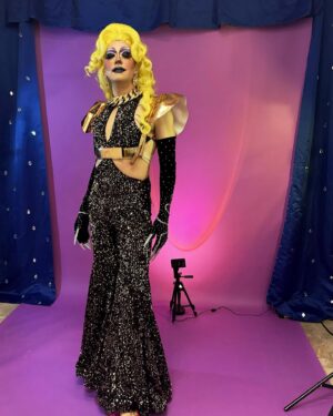 Héctor Trejo Instagram - Hace unas semanas nació del vientre de @andromeda.xt a alguien que ansiaba conocer. Hola Stacy Malibully ✨💕 autora, posible asesina y campeona nacional de macramé.

Estás solo es un dump de un video que sacaremos muy pronto pero de que volverán a ver a S. Malibully, la volverán a ver. 

Feliz navigay chaves 🌈✨