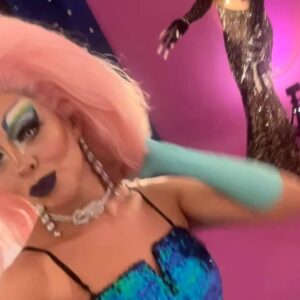Héctor Trejo Instagram - Hace unas semanas nació del vientre de @andromeda.xt a alguien que ansiaba conocer. Hola Stacy Malibully ✨💕 autora, posible asesina y campeona nacional de macramé.

Estás solo es un dump de un video que sacaremos muy pronto pero de que volverán a ver a S. Malibully, la volverán a ver. 

Feliz navigay chaves 🌈✨