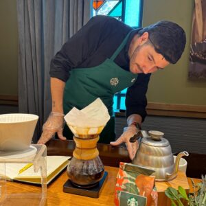Héctor Trejo Instagram - Les juro que sigo sin creérmela. Soy Coffee Master.

Cuando @starbucksmex se acercó a preguntarme si quería aprender lo que aprenden sus partners y posiblemente, si me lo ganaba, volverme Coffee Master les juro que mi respuesta fue un sí, de hecho sin pensar en lo pesado que fue el proceso. Hoy puedo con confianza decir que pase mi prueba y soy Coffee Master, se que este es un camino que apenas comienza pero el café es algo que me apasiona y voy a seguir aprendiendo. 

Gracias @starbucksmex porque ustedes fueron la primera marca que creyó en mí cuando comencé en redes invitándome a sus eventos y haciéndome sentir parte de la familia. Bueno hasta mi cumpleaños he celebrado con ustedes. Y gracias a ustedes mi amor el café creció.

Gracias a Lean y Fer que fueron mis maestros en estos meses. Me quedo aún con mucho que aprenderles 💚☕️