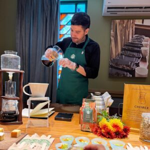Héctor Trejo Instagram - Les juro que sigo sin creérmela. Soy Coffee Master.

Cuando @starbucksmex se acercó a preguntarme si quería aprender lo que aprenden sus partners y posiblemente, si me lo ganaba, volverme Coffee Master les juro que mi respuesta fue un sí, de hecho sin pensar en lo pesado que fue el proceso. Hoy puedo con confianza decir que pase mi prueba y soy Coffee Master, se que este es un camino que apenas comienza pero el café es algo que me apasiona y voy a seguir aprendiendo. 

Gracias @starbucksmex porque ustedes fueron la primera marca que creyó en mí cuando comencé en redes invitándome a sus eventos y haciéndome sentir parte de la familia. Bueno hasta mi cumpleaños he celebrado con ustedes. Y gracias a ustedes mi amor el café creció.

Gracias a Lean y Fer que fueron mis maestros en estos meses. Me quedo aún con mucho que aprenderles 💚☕️
