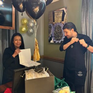 Héctor Trejo Instagram - Les juro que sigo sin creérmela. Soy Coffee Master.

Cuando @starbucksmex se acercó a preguntarme si quería aprender lo que aprenden sus partners y posiblemente, si me lo ganaba, volverme Coffee Master les juro que mi respuesta fue un sí, de hecho sin pensar en lo pesado que fue el proceso. Hoy puedo con confianza decir que pase mi prueba y soy Coffee Master, se que este es un camino que apenas comienza pero el café es algo que me apasiona y voy a seguir aprendiendo. 

Gracias @starbucksmex porque ustedes fueron la primera marca que creyó en mí cuando comencé en redes invitándome a sus eventos y haciéndome sentir parte de la familia. Bueno hasta mi cumpleaños he celebrado con ustedes. Y gracias a ustedes mi amor el café creció.

Gracias a Lean y Fer que fueron mis maestros en estos meses. Me quedo aún con mucho que aprenderles 💚☕️
