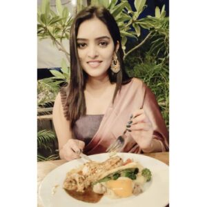 Heena Rai Instagram - You want to know who I'm in love with ?

Read the first word again💛🖤

#lovelysaree #sareelovers❤️ #gold #golden #goodlooks #cool #fantasticphoto