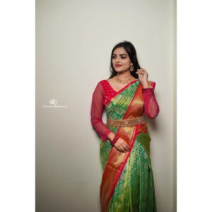 Heena Rai Instagram - Zindagi asaan nahi hoti usse asaan banana padta hai.

E pics ki Tags 

Styling & outfit @dithya_sai_fashions
Pre-pleating: Tirupati_saree_prepleating
Makeover: @deethyaas_makeover
Jewelry:@Nandanacollections91
Photography: @avinash_mukkamala