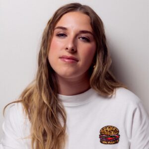 Héléna Bailly Instagram - 1: Ce t-shirt, je le mange 🍔
2: Entre 75 dates, j’ai trouvé un peu de temps.
3: Je commence à comprendre les boutons.
4: Petite pause entre deux chansons 🎹
5: Ca se construit petit à petit et….Ca fait du bien 🩷
6: Un studio dans une maison. Ou une maison dans un studio. 7: Quand on sent la magie opérer avec mes acolytes.
8: Posée dans le sable. Ou pas.🦞
9: La famille. La famille. La famille.  10: Enfin, merci à tous ceux qui m’ont aidée à faire décoller l’été avec Nouveau Coeur & Summer Body C’est avec beaucoup d’émotions, la tête pleine de rêves, les étoiles pleins les yeux et le cœur ensoleillé  que je vous dévoile cette petite partie de moi, mon nouveau projet qui vous appartient désormais.
Prenez soin de vous, de votre corps et de votre cœur 🩷 
Tout ca c’est grâce à vous, Merci✨

Évidemment un merci tout particulier à @vinchamusic @jonathancagne @romainbotti @rbm_studio   
Et toutes les équipes qui m’accompagnent dans cette nouvelle vie @rcarecordsfr @sonymusicfrance @sonymusicpubfrance @arachneeproductions 

Art Direction & Visual Concept : @air_brussels 💚 
Photography : @bobjeusette  
Studio :  initials LA

@baillyarnaud @yahima_kng @ac.prt ♥️