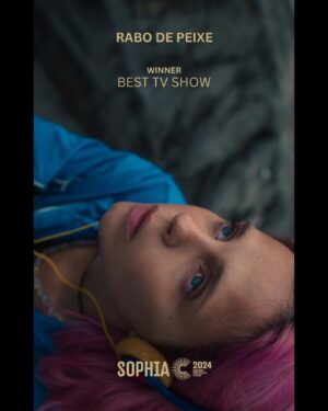 Helena Caldeira Instagram - 1 ano depois de estrear, Rabo de Peixe é premiado pela @academiaportuguesadecinema como melhor série. 
Parabéns a todos os que, com muito carinho e dedicação, contribuíram para o seu sucesso. São muitos os sectores e as pessoas envolvidas na criação de uma série e todos eles imprescindíveis, desde os que estão em set, os que realizam, os que filmam, os que preparam o set e bases de preparação, aos que produzem, filmam, iluminam, maquilham, fazem cabelos, criam figurinos e vestem os atores e atrizes, os que preparam atores e as atrizes, escrevem guiões, puxam cabos, gravam som, editam e tratam o som e a imagem, os que fazem a banda sonora, os que fazem a cor e efeitos especiais, os que encontram os melhores décors, os que criam o décor, os que encontram o cast, o cast ! E a lista desdobra-se e continua … 

Obrigada à @academiaportuguesadecinema por ter reconhecido o valor do trabalho de todes os envolvides e obrigada ao @augusto_fraga_director por nos ter proporcionado esta experiência, que se estende agora numa segunda temporada. 

@augusto_fraga_director 
@andreszankowski @pat.sequeira @joao_marques_director @paulomiguelrosa @_griponse7_ @vasco_sanca @ineslemosteixeira @ineslemosteixeira @bacas_pedro @pedro7.gomes @zequinha_zkgrip @soraia_rego @marcia_sousa @sdioga @pedroadamastor @pouivetjeremy @23aztek @joycedoret @miguel_teix @dulce.filipe.5 @venancia86 @flor_ihernandez @andrez1t0 @sofiadepina @castielmarcos @jeremy_pouivet @hugogoncalves_escritor @joao_tordo @m.u.s.g.o @pedrosompedro @reynaud1 @ruiedgar82 @carolinasousasacramento @ines.subtil_ @danielasousadias @sandrog_official @sandrapmakeup @julioverme @nunoloureiro_ @pedromedeirospersonaltrainer @anapadrao.official @afonso_pimentel 
@mariajoao.bastos @itsrafaelmorais @frederico_amaral_ @romeubairos @albanojeronimooficial @bennyapereira @luisacruzoficial @damiao4 @salvadormartinha @quimari_david @bennygalmeida 
@ukbarfilmes