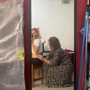 Helena Caldeira Instagram - 1 ano depois de estrear, Rabo de Peixe é premiado pela @academiaportuguesadecinema como melhor série. 
Parabéns a todos os que, com muito carinho e dedicação, contribuíram para o seu sucesso. São muitos os sectores e as pessoas envolvidas na criação de uma série e todos eles imprescindíveis, desde os que estão em set, os que realizam, os que filmam, os que preparam o set e bases de preparação, aos que produzem, filmam, iluminam, maquilham, fazem cabelos, criam figurinos e vestem os atores e atrizes, os que preparam atores e as atrizes, escrevem guiões, puxam cabos, gravam som, editam e tratam o som e a imagem, os que fazem a banda sonora, os que fazem a cor e efeitos especiais, os que encontram os melhores décors, os que criam o décor, os que encontram o cast, o cast ! E a lista desdobra-se e continua … 

Obrigada à @academiaportuguesadecinema por ter reconhecido o valor do trabalho de todes os envolvides e obrigada ao @augusto_fraga_director por nos ter proporcionado esta experiência, que se estende agora numa segunda temporada. 

@augusto_fraga_director 
@andreszankowski @pat.sequeira @joao_marques_director @paulomiguelrosa @_griponse7_ @vasco_sanca @ineslemosteixeira @ineslemosteixeira @bacas_pedro @pedro7.gomes @zequinha_zkgrip @soraia_rego @marcia_sousa @sdioga @pedroadamastor @pouivetjeremy @23aztek @joycedoret @miguel_teix @dulce.filipe.5 @venancia86 @flor_ihernandez @andrez1t0 @sofiadepina @castielmarcos @jeremy_pouivet @hugogoncalves_escritor @joao_tordo @m.u.s.g.o @pedrosompedro @reynaud1 @ruiedgar82 @carolinasousasacramento @ines.subtil_ @danielasousadias @sandrog_official @sandrapmakeup @julioverme @nunoloureiro_ @pedromedeirospersonaltrainer @anapadrao.official @afonso_pimentel 
@mariajoao.bastos @itsrafaelmorais @frederico_amaral_ @romeubairos @albanojeronimooficial @bennyapereira @luisacruzoficial @damiao4 @salvadormartinha @quimari_david @bennygalmeida 
@ukbarfilmes