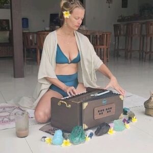 Helena Houdová Instagram - 💜💫💜

Singing Sita Ram, I felt the shakti sacred energy of life force, with orgasmic goosebumbs and all.
Sending it to you with ❤️

As requested by Petra🙏🏻🩷🙏🏻

What is your favorite chant?