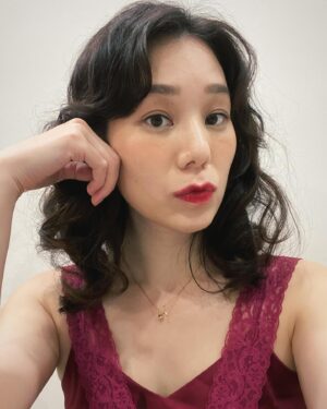 Helena Hsu Instagram - 今日演反派，擺個臭臉。
ㄧ早就在籌備ㄧ種人中之婊的氣息。

#舊金山美容院 #TVBS