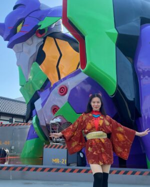 Helena Hsu Instagram - 39歲誕生日。外出考察渡假中。
雖然還是盡力的穿著駕駛服，但緊急狀況時偶爾會收不到訊號，
身爲公司的中堅份子，對工作的熟練度可以ㄧ邊打使徒一邊逛網拍。
即使如此，仍因爲模型銷售量下滑而被主管唸了。
目前的信念「只要今日不要臭，誰管明日香不香？」
對後輩的建議：
「駕駛服的關節處撒一些痱子粉穿起來比較舒服」
「雙馬尾不要綁太緊不然髮際線會禿」

這麼多年來世界都沒毀滅今天也不會的。還是祝我生日快樂吧！

#明日香 #EVA
