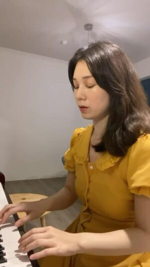 Helena Hsu Instagram - 我唱歌毫無技巧！全是感情！

地方的主婦等待餵食。

#帶我走