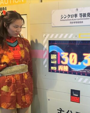 Helena Hsu Instagram - 39歲誕生日。外出考察渡假中。
雖然還是盡力的穿著駕駛服，但緊急狀況時偶爾會收不到訊號，
身爲公司的中堅份子，對工作的熟練度可以ㄧ邊打使徒一邊逛網拍。
即使如此，仍因爲模型銷售量下滑而被主管唸了。
目前的信念「只要今日不要臭，誰管明日香不香？」
對後輩的建議：
「駕駛服的關節處撒一些痱子粉穿起來比較舒服」
「雙馬尾不要綁太緊不然髮際線會禿」

這麼多年來世界都沒毀滅今天也不會的。還是祝我生日快樂吧！

#明日香 #EVA
