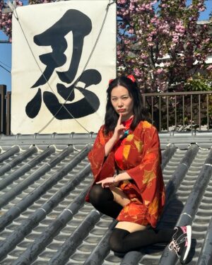 Helena Hsu Instagram - 39歲誕生日。外出考察渡假中。
雖然還是盡力的穿著駕駛服，但緊急狀況時偶爾會收不到訊號，
身爲公司的中堅份子，對工作的熟練度可以ㄧ邊打使徒一邊逛網拍。
即使如此，仍因爲模型銷售量下滑而被主管唸了。
目前的信念「只要今日不要臭，誰管明日香不香？」
對後輩的建議：
「駕駛服的關節處撒一些痱子粉穿起來比較舒服」
「雙馬尾不要綁太緊不然髮際線會禿」

這麼多年來世界都沒毀滅今天也不會的。還是祝我生日快樂吧！

#明日香 #EVA
