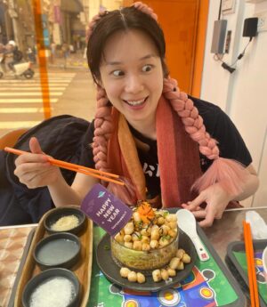 Helena Hsu Instagram - 台中場開演前特別去趟仙島上吃了碗麵，在老闆的「天靈靈地靈靈」加持下，演出果然順利。
果然好吃的食物會讓人法喜充滿❤️

除了招牌的螺絲粉外，我面前那碗澎派的101顆流星干貝麵更是我思思念念的最愛😍
演出前敬貢ㄧ下自己真是太好惹！旁邊的瑞恩也吃的飄飄的呀～

謝謝很鏘很有梗的老闆招待～