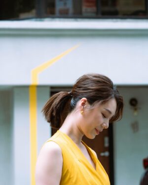Helena Hsu Instagram - 圖文無關

小年夜奇遇

中午跟友人在西門吃完中餐閒晃。
忽然一個沒有穿褲子的婦人從我身邊經過，來來往往的人群，一瞬間我以爲我眼花了。
回身再看，婦人光著屁股，步履蹣跚。
我叫住她，問她是否需要幫忙？
「借我20元打電話。」她全身抖個不停。
「好，但是你先穿上我的外套好不好？」
「好呀！好冷好冷喔！今天怎麼這麼冷」
「你怎麼沒穿褲子呀！」
「有呀，在這呀！」她的手在光光的腿上抓著，我再次確定，她下半身真的是空的，穿上我的長外套，一雙光腿上沒鞋沒襪，到底是怎麼走來這的？
「我要幫我孫女買禮物。」
她堅定的說，接下來是一連串的答非所問
「你家人電話多少？」「007！003」
「你有帶鑰匙嗎？」「我有一個鈴鐺喔！」
「你怎麼來的？」「計程車呀！」
「那你的錢包證件呢？」「錢花完啦！買了禮物」

我們叫了警察，等待的時間則變成了支援前線的大地遊戲。
我買了褲子，朋友買了拖鞋，還塞給她一杯熱可可，最後旁邊的店家還送過來一雙襪子
婦人坐在街邊，等著警察幫她查出個人資料的時候，她說：「姐姐們，你們對我好好喔！」
她指著朋友（實際年齡小我10歲）「大姐姐」
又指著我「你是小姐姐！」

「好喔我是小姐姐！」我在警察面前失態的大笑出聲「啊哈哈哈哈哈哈」這是我的新年禮物嗎？
（朋友臉綠了但有後記請看留言）

天氣很冷，希望你的家人找到你了。
也感謝我們辛苦的警察先生。

新年快樂！請好好珍惜身邊的人喔！

Ps家有失智老人真的建議掛個防走失手環