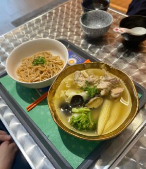 Helena Hsu Instagram - 台中場開演前特別去趟仙島上吃了碗麵，在老闆的「天靈靈地靈靈」加持下，演出果然順利。
果然好吃的食物會讓人法喜充滿❤️

除了招牌的螺絲粉外，我面前那碗澎派的101顆流星干貝麵更是我思思念念的最愛😍
演出前敬貢ㄧ下自己真是太好惹！旁邊的瑞恩也吃的飄飄的呀～

謝謝很鏘很有梗的老闆招待～