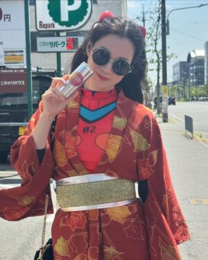 Helena Hsu Instagram - 39歲誕生日。外出考察渡假中。
雖然還是盡力的穿著駕駛服，但緊急狀況時偶爾會收不到訊號，
身爲公司的中堅份子，對工作的熟練度可以ㄧ邊打使徒一邊逛網拍。
即使如此，仍因爲模型銷售量下滑而被主管唸了。
目前的信念「只要今日不要臭，誰管明日香不香？」
對後輩的建議：
「駕駛服的關節處撒一些痱子粉穿起來比較舒服」
「雙馬尾不要綁太緊不然髮際線會禿」

這麼多年來世界都沒毀滅今天也不會的。還是祝我生日快樂吧！

#明日香 #EVA