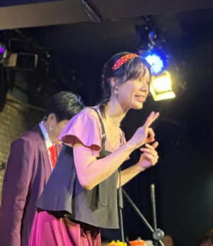 Helena Hsu Instagram - 跨年表演中的我。
在台上講了約炮的段子，結果約到壯壯？

#謹慎約炮信用至上
#約炮除罪化？

Ps現在人已在大愛劇組拍戲消業障