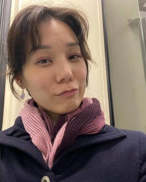 Helena Hsu Instagram - 捷運上。剛結束跨年表演。還沒有放棄演戲。還是覺得逗人發笑是美好的事。
還活著。
很棒很棒了。
你知道嗎你也是。
新年快樂！