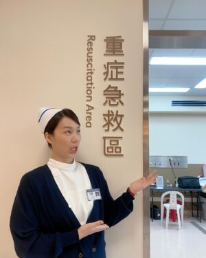 Helena Hsu Instagram - 拍戲二三事。

最近都在醫院拍戲，我們的梳化區設立在重症急救區內，每天我都會頂著素顏黑眼圈痘痘跟沒睡醒的腫臉進去給化妝師急救。
看看圖二的臉，這算重症了吧？

拍戲中間的空檔，有時會跑去非拍攝區域的樓層逛逛，卻被一般民眾攔下問路
「請問家醫科在哪？」
「我我我不知道⋯⋯」
帶著護理長帽帽跟師姐名牌的我羞愧的落慌而逃。

對不起我只是個盜版的拍片仔啊啊啊啊囧（默默開始背醫院樓層表）