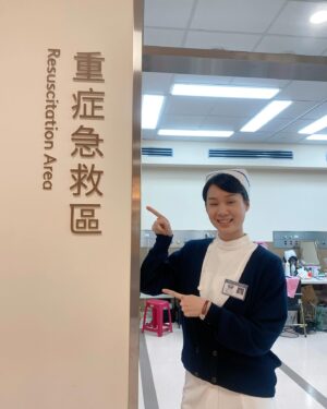 Helena Hsu Instagram - 拍戲二三事。

最近都在醫院拍戲，我們的梳化區設立在重症急救區內，每天我都會頂著素顏黑眼圈痘痘跟沒睡醒的腫臉進去給化妝師急救。
看看圖二的臉，這算重症了吧？

拍戲中間的空檔，有時會跑去非拍攝區域的樓層逛逛，卻被一般民眾攔下問路
「請問家醫科在哪？」
「我我我不知道⋯⋯」
帶著護理長帽帽跟師姐名牌的我羞愧的落慌而逃。

對不起我只是個盜版的拍片仔啊啊啊啊囧（默默開始背醫院樓層表）