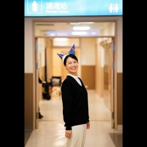 Helena Hsu Instagram - 設計對白

圖一「叫我嗎？」
圖二「我殺青囉！」（燦笑）

身爲阿長，幫病患慶生的生日帽也是要多戴一頂以表不凡（但被說像黑山姥姥）

大愛劇場 #生日快樂 阿長戲份今日殺青！
謝謝大家的照顧與愛護！殺青酒見❤️

攝影 #王志偉 @francoland.studio