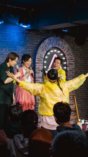 Helena Hsu Instagram - 許願加演場有觀眾能在現場直接聯誼🙏🏻
​
>> 完整版請到涵酸電波Podcast
收聽 #好難搞女孩 特輯
SP10 #吵到差點取消加演？！
​
-
涵冷娜、酸酸、瑞恩今年最後共演‼️
《好難搞女孩 Trouble Girls》
「你若不難搞，就會很難過！」
​
5/17、5/18加演場現正售票中
購票請上KKTIX