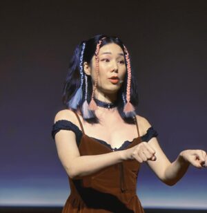 Helena Hsu Instagram - 關於表演的一張美照跟數張醜照。

（這次真的超崩壞！請一定要看到最後）

#寂寞的音樂喜劇 新竹場
Hair by @yaoxiangqianying