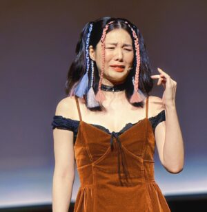 Helena Hsu Instagram - 關於表演的一張美照跟數張醜照。

（這次真的超崩壞！請一定要看到最後）

#寂寞的音樂喜劇 新竹場
Hair by @yaoxiangqianying