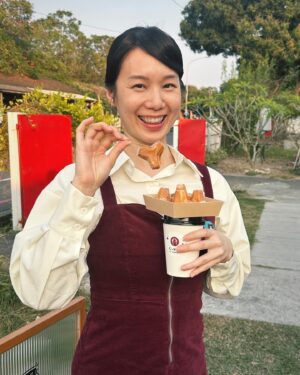 Helena Hsu Instagram - 忙裡偷閒，來吞個消波塊？

別害怕被做成消波塊呀！其實蠻好吃的呢！（咬）

#台中名產 #光復興村