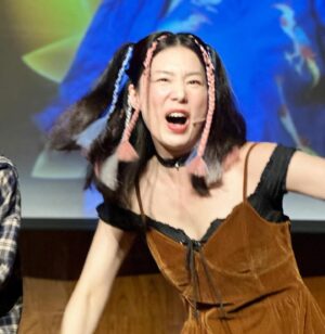 Helena Hsu Instagram - 關於表演的一張美照跟數張醜照。

（這次真的超崩壞！請一定要看到最後）

#寂寞的音樂喜劇 新竹場
Hair by @yaoxiangqianying
