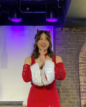 Helena Hsu Instagram - 聖誕快樂！

昨天的我認真營業當服務生跟賣酒，
有大家陪我渡過冷冷的平安夜，
還有小禮物、經紀人送的花花、#金門酒廠  #comedyplus 請的一堆酒；
今天還可以跟粉絲討照片的我
真的很爽很幸福！

希望你們也是❤️

Ps表演服是用舊衣改造的，小資演員勤儉持家

PPs明年二月還會有合作的演出，近期內會開始賣票，敬請期待喔！